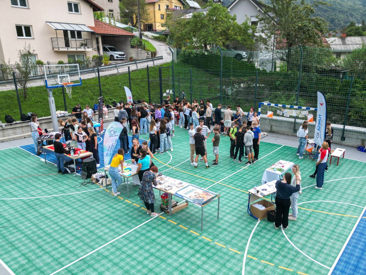 BAZAR MLADIH 2025 – VRATA V SVET NEFORMALNEGA UČENJA ZA MLADE V IDRIJI